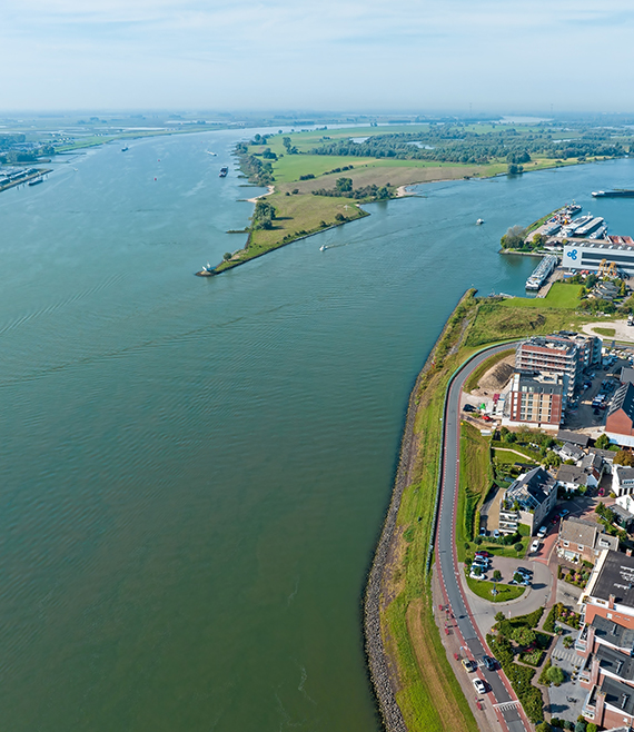 Shipyard-werkendam-river
